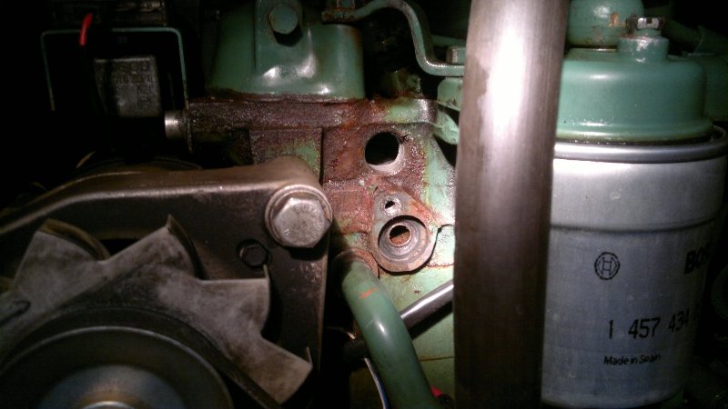 Framsidan av motorn, övre hålet är var zinkanoden sitter, nedre för kylvattnet